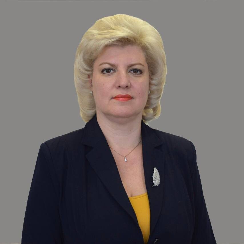 Поздравление главы муниципального образования «Город Саратов»  Л. М. Мокроусовой с последним звонком.